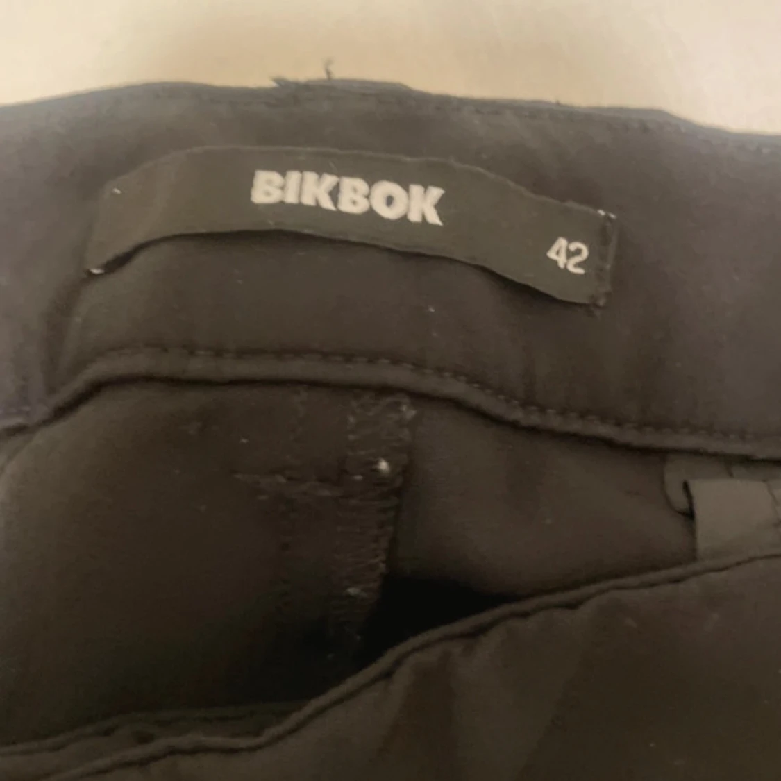 Svarta vida byxor från BikBok - 1