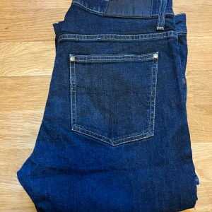 Mörkblå slimfit jeans från TOS - Mörkblå jeans, slimfit, sköna 
