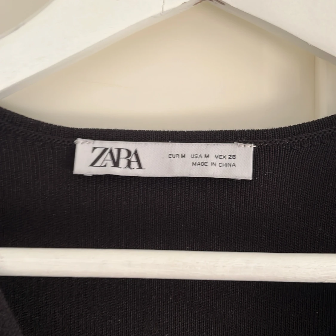 Svart blus med guldknappar från zara - 1