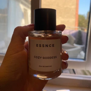 ESSNCE Cozy Goddess Eau de Parfum - Säljer denna parfym från Essence. Knabbt använd.
