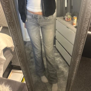 Gråa jeans - Gråa lågmidjade jeans i modellen icon ifrån lager157💘💘