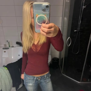 Vinröd topp med v-ringning - Säljer min vinröda topp med v-ringning där fram och med en tight passform. Tröjan är enkel och stilren, perfekt att matcha med jeans eller kjol. Mycket bra skick😊 Har även en likadan tröja fast i vit om du är intresserad av det! Nypris 280kr, säljer för 110kr st eller båda för 200❤️