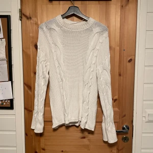 Snygg vit kabelstickad tröja från Lager 157 - Säljer en snygg vit kabelstickad tröja från Lager 157 i nyskick.
