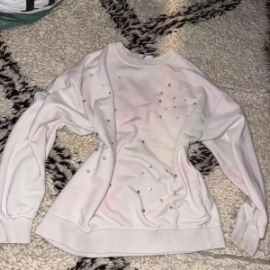 Vit/rosa tröja som är lite grå aktig - Vit/rosa tröja som är lite grå aktig. Bra skick och är i storlek: S