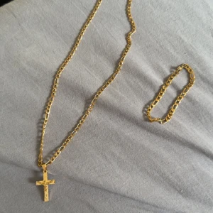 Guld halsband & armband  - Helt nya. Man kan ta bort jesus delen om man vill. 