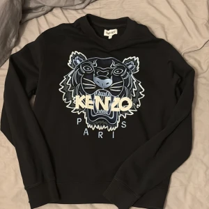 Kenzo Tröja - En snygg Kenzo Paris tröja i nyskick. Använd ca 3 gånger. Pris ej hugget i sten😊