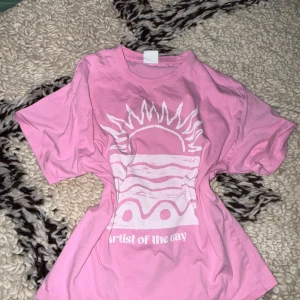 Rosa somrig tshirt - Rosa sommar aktig tshirt med vit print på. Storlek: S