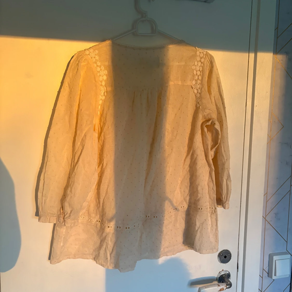 Beige blus med spets från H&M - 1