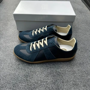 Maison margiela gats  - Ett par riktigt feta maison margiela gats i mörkblått, storlek 44. Box och dustbag fås med, skickar samma dag!