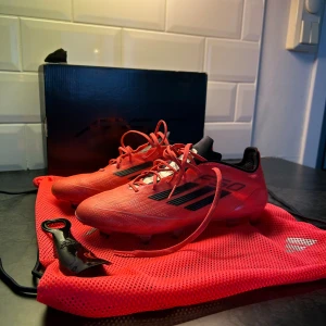 Adidas F50 FG fotbollskor - Säljer nu mina F50 för har ingen användning för de. Använda 1 träning så egentligen oanvända. Alla tillbehör medföljer skokartong, f50 påse och skohorn. Hör av dig vid frågor och säljer billigare vid snabb affär.