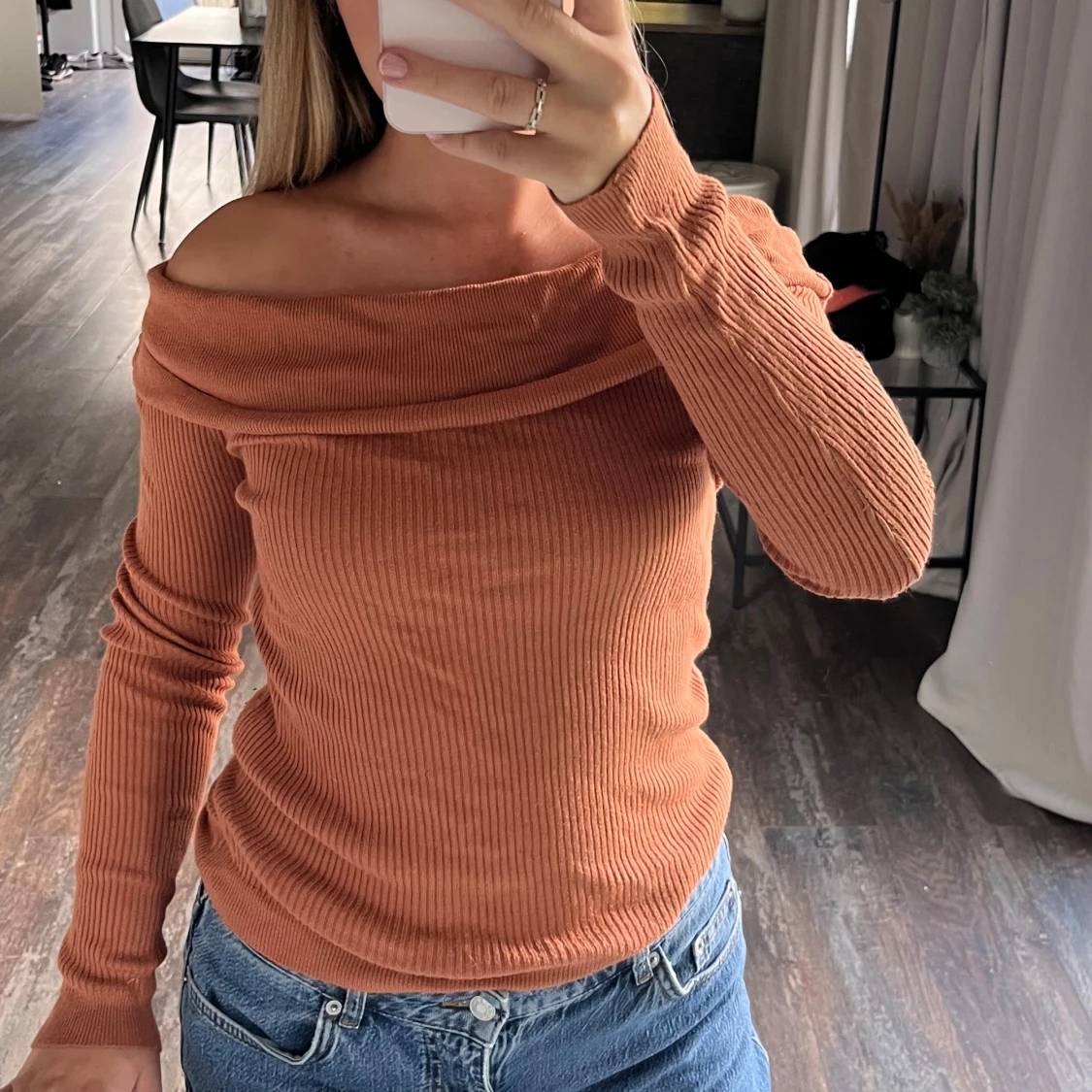 Rostfärgad ribbad offshoulder-tröja - 1