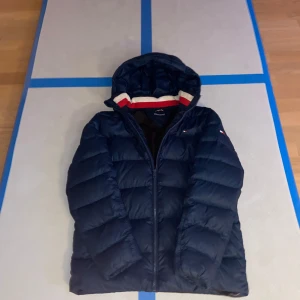 Tommy hillfiger jacka - Mörkblå pufferjacka från Tommy inga defekter Nypris 2399 mitt pris 699 perfekt nu när det börjar bli kallt hör av er vid intresse 