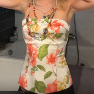 Unik vintage topp - Säljer denna vintage topp från Milano, vet tyvärr inte märket, köpt för 700 kr, mitt pris 350. Inga defekter❣️