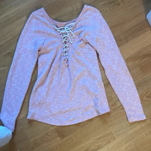 Knyt tröja - Superrr cool knyttröja, man kan ha knytningen både fram och bak och är bra skick, skulle säga att tröjan passar i storlek xs/s💕
