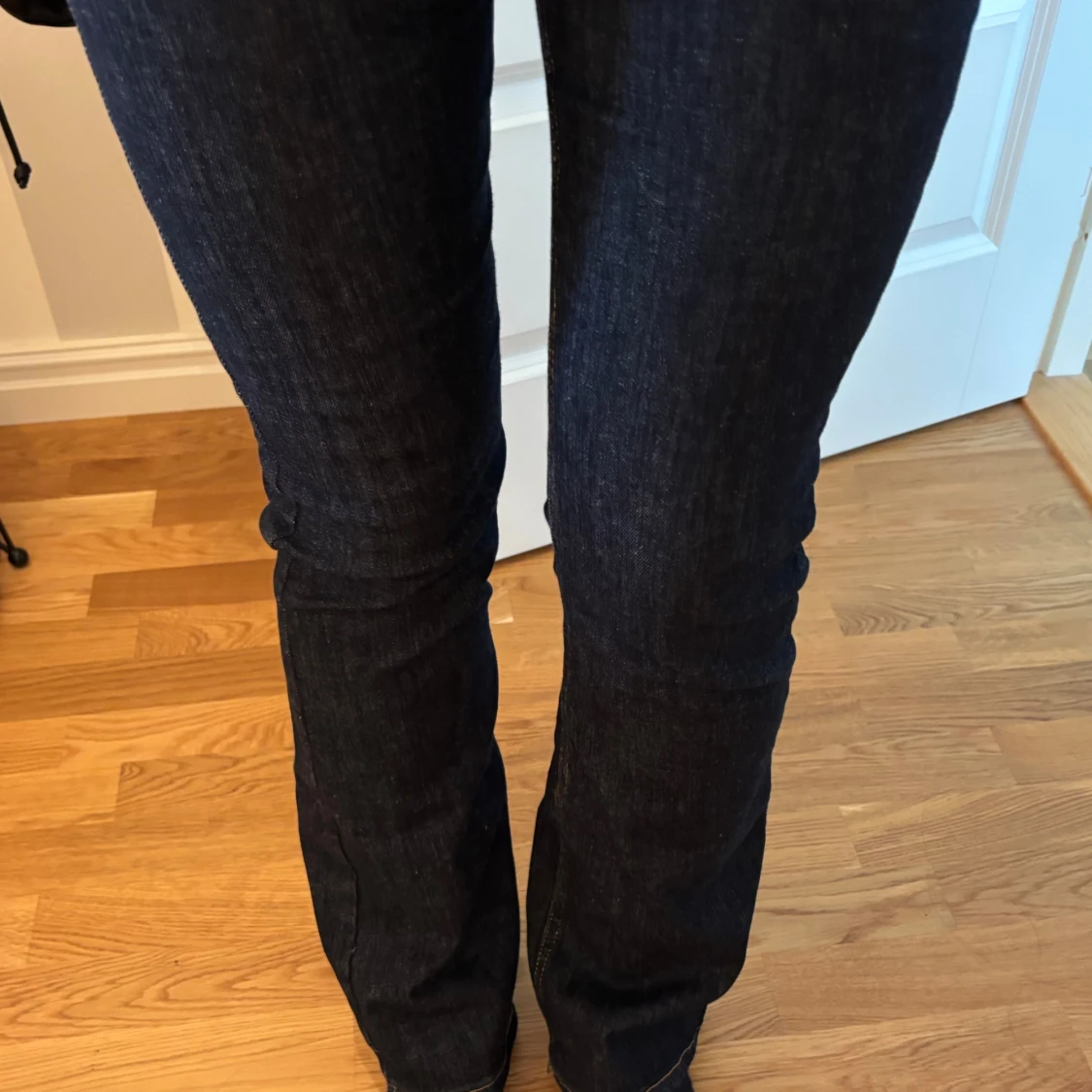 Mörkblå bootcut jeans från DNM7 - 2