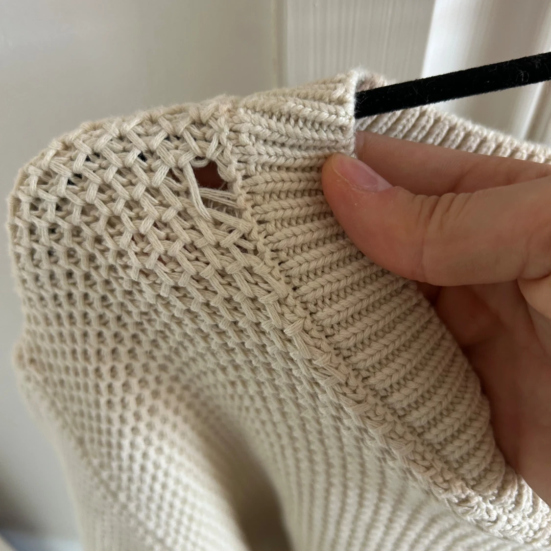 Beige stickad tröja med grov struktur - 3