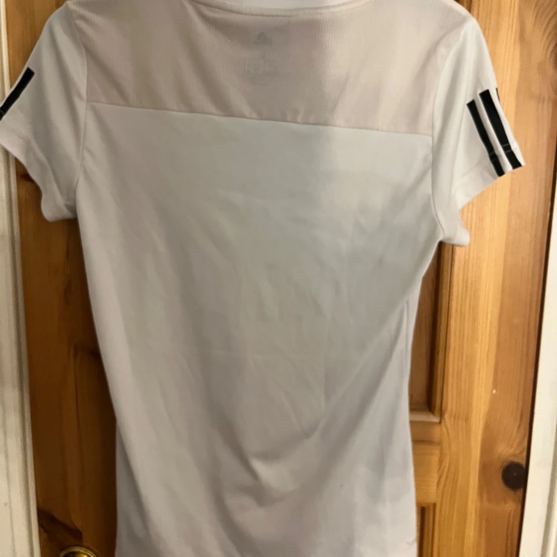 Vit Adidas t-shirt med svarta detaljer - 1