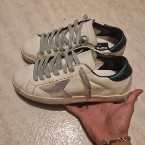 Golden Goose Superstar vita storlek 42 - Säljer ett par feta Golden Goose skor. Storlek 42 men passar väl bra till 41 och 40 skulle jag säga. Kan gå ner I Priset via Snabb affär 