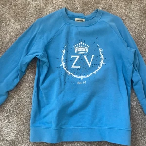 Blå sweatshirt från Zadig & Voltaire - Jättecool tröja från Zadig! Från barnavdelningen men är som en xs! 