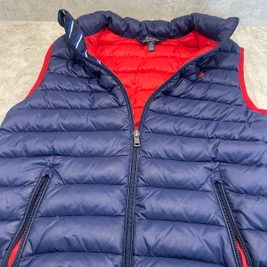 Ralph Lauren Väst - Ralph Lauren Väst | Storlek: 14-16, XS | Skick: 7/10 Ena fickan är sönder ( Se bild 5) | Nypris: Ca 2000kr | Pris: 399kr | Hör av er vid mer frågor | Mvh Leon