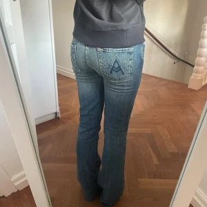Jeans - Lågmidjade jeans med super coola glittriga detaljer på bakfickorna