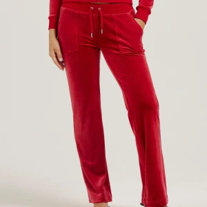 Juciy Couture byxor röda - Juciy Couture byxor i röd. Dem är aldrig använda då de är lite för korta för mig (endast testade). Storlek xxs. Nypris 1200kr, säljer för 500kr. Pris kan diskuteras. Skriv för fler bilder!💓 