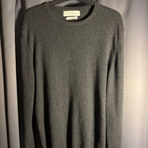 100% Kashmir Tröja Från Nitty Gritty - Tja, säljer en 100% Kashmir tröja från Nitty Gritty. Storlek M. Skick 10/10, knappt använd. Nypris 4000, mitt pris är 629 men kan diskuteras vid intresse. Hör av dig vid frågor o funderingar!