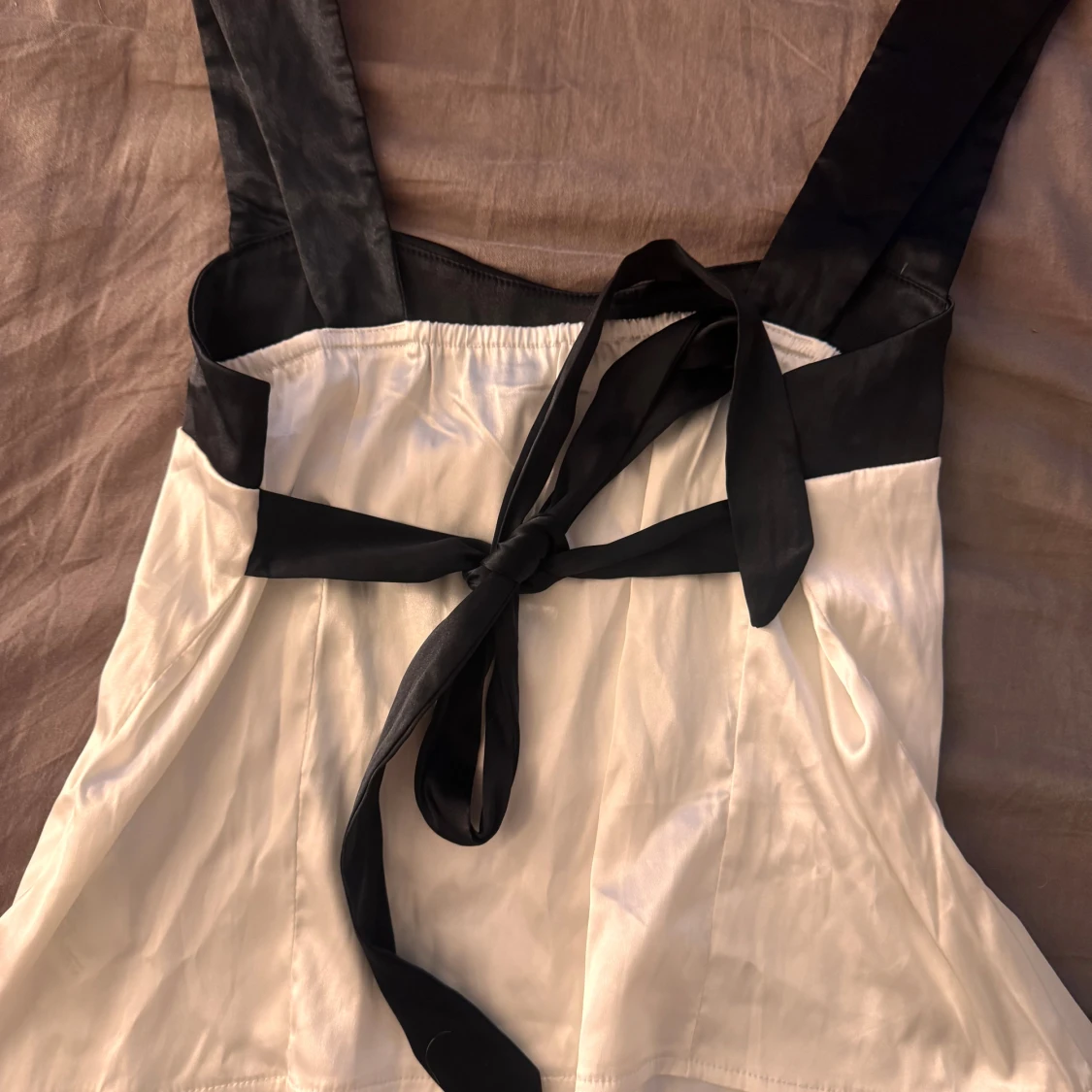 Vit och svart kortklänning med knytband