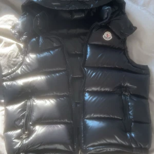 Svart dunväst från Moncler - Tja, säljer nu min riktigt feta moncler väst i storlek S. Västen är knappt andvönda tror jag har haft den i en vecka så inga skador eller annat som man kan klaga på, hör av er vid funderingar 