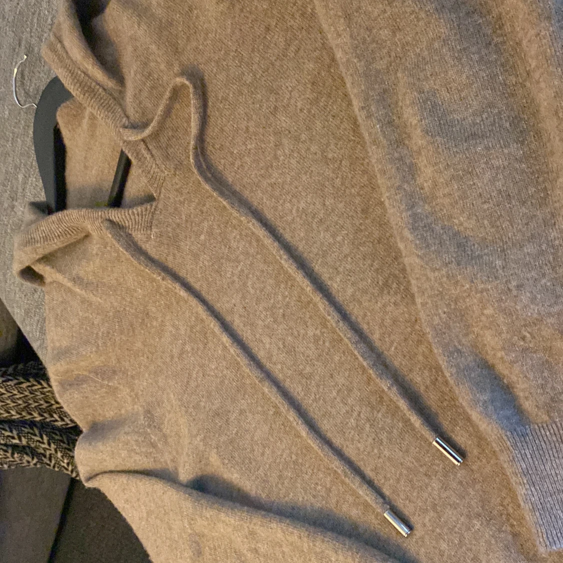 Beige hoodie i kashmir med snörning - 1