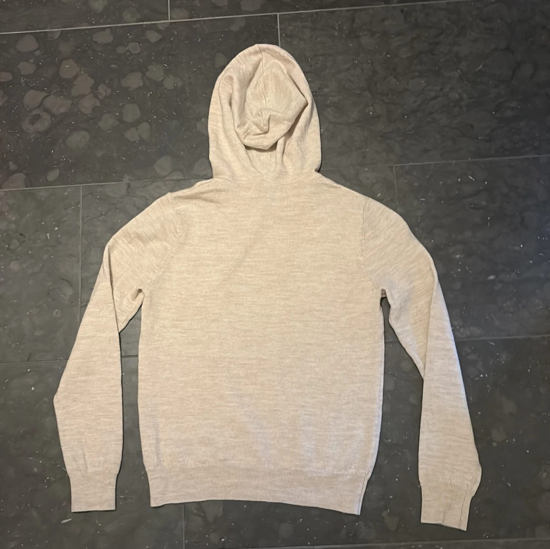 Beige hoodie i merinoull från Ahlquist Clothing  - 1