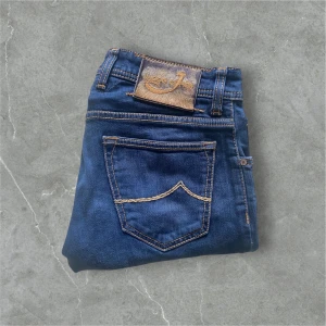Jacob Cohen jeans mörkblå - Säljer dessa fräscha mörkblå Jacob cohen jeans i modell 622/ skick 9/10 sydda i skrevet hos en skräddare  / storlek W31 / kontakta via intresse eller annat och priset kan väl diskuteras!😁