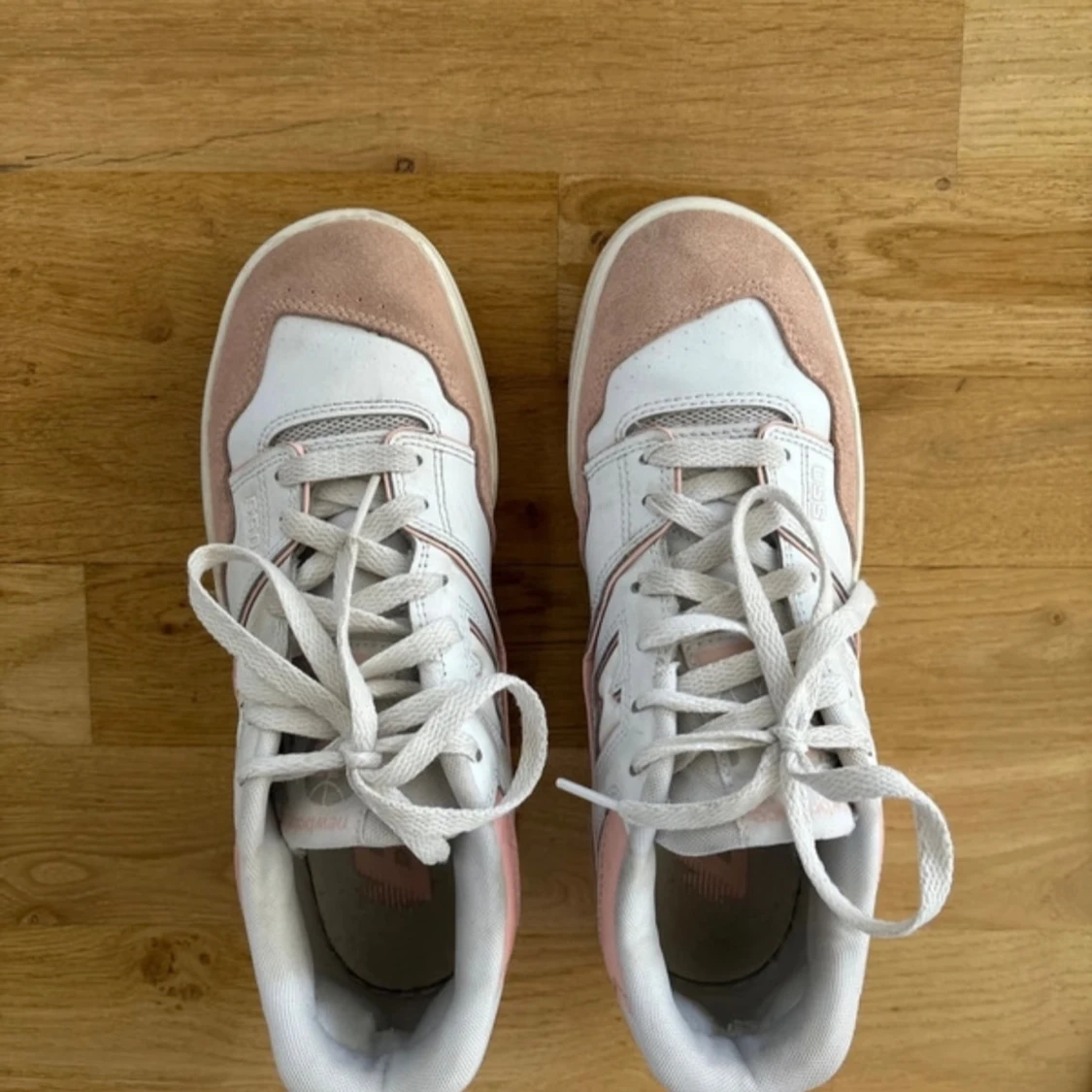 New Balance 550 sneakers i vitt och rosa - 1