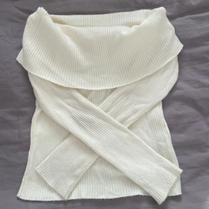 Vit ribbad offshoulder topp H&M S - Superfin vit ribbad offshoulder topp från H&M i storlek S. Knappt använd i fint skick! Tröjan har bred krage som vilar över axlarna och långa ärmar. Materialet är mjukt och stretchigt, perfekt till kyligare dagar!