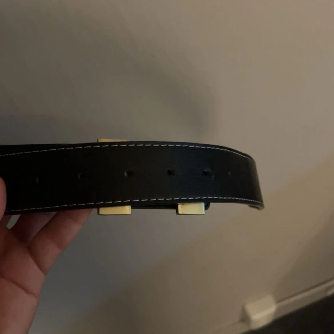 Svart bälte med H - 3