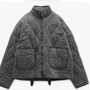 Mörkgrå höst jacka  - Säljer dennna super fina höst jackan. Den är i nytt skick aldrig använd. säljer för den 700orginalpriset kostar 1000. Skriv för fler bilder 🥰