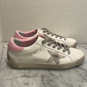 Golden goose skor - Sparsamt använda golden goose skor i superbra skick! Storlek 38. Äkthetsverifiering ser du på sista bilden. Tveka inte att höra av dig ifall du undrar något! 
