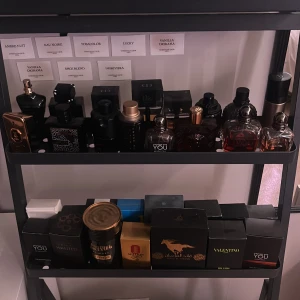 Stor parfymkollektion herr & unisex - (skriv priv för pris) Samling med exklusiva parfymer från märken som Dior, Valentino, Paco Rabanne, Jean Paul Gaultier, Armani, YSL och Calvin Klein. Flakonger i glas och metall, flera i svart, guld, silver och transparent design. Innehåller både klassiska och moderna dofter, vissa med lyxiga detaljer.