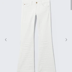 Weekday jeans - Är de nån som hade kunnat sälja eller byta dessa vita jeans från weekday? Jag har i storlek 25/32 men behöver storlek 26/32 så hade gärna velat köpt eller bytit! Jag har inte använt dessa jeans nångång knappt så de är som nya fast har ej prislappen på!!