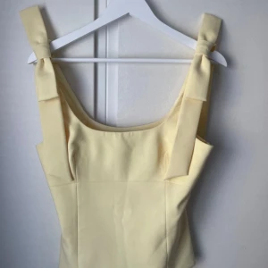 Jättesöt topp från zara! - Supersöt ljusgul topp från Zara i storlek M💕Finns dragkedja på sidan💕