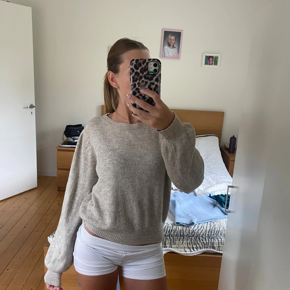 Beige stickad tröja med ballongärmar