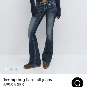 Mörkblå bootcut jeans med broderi - Snygga mörkblå bootcut jeans från Gina tricot 14+ med ljusa slitningar och kontrastsömmar. Jeansen har låg midja och broderade bakfickor. Säljer då jag köpte fel storlek. Dem är aldrig använda. Kan även byta mot ett par jeans i storlek xxs💕 Köpte för 400kr