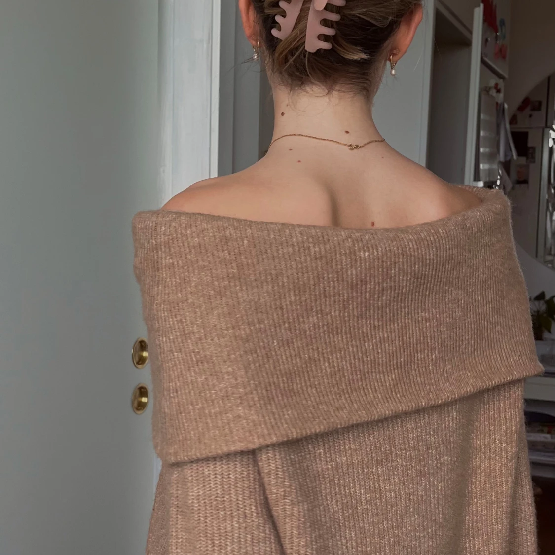 Beigebrun offshoulder stickad tröja // oversized - 1