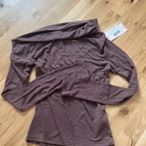 Brun offshoulder topp från Nelly XS - Säljer en helt ny topp från nelly, slutsåld på hemsidan och finns inte kvar i brun🌸Storlek xs