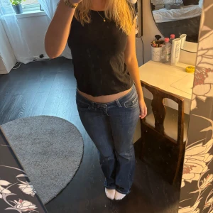 Basic svart t-shirt  - Basic bas plagg med en snygg längd