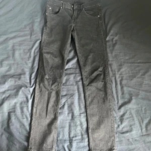 Svarta jeans från J.Lindeberg Jay - Svarta jeans från J.Lindeberg, modell Jay, med midwaist. Klassisk femficksdesign och diskret logga på bakfickan. Snygg, stilren look som passar till det mesta. Tillverkade i stretchig bomullsdenim för extra komfort.