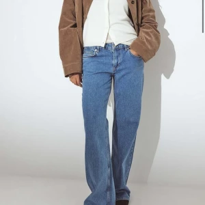 Blåa jeans nakd  - Säljer dessa blåa jeans från nakd! Köpte i flera storlekar och väntade för länge för att skicka tillbaks dem. De är i perfekt skick och oanvända, kan skicka flera bilder om det skulle önskas! Storlek 34 men är lite för stora för mig som bär vanligtvis storlek 36 i jeans. Har exakt samma men i svarta och använder dem jätteofta så kan verkligen rekommendera! 