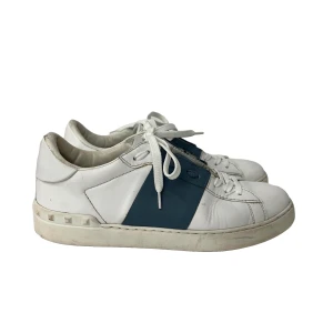 Valentino Open  - Snygga Valentino Open. Säljer pga de är för små. Äkta, dustbag, box och extra snören kommer med. Skriv vid minsta fundering!😊