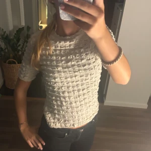 Beige topp från Lindex💗 - Superfin vit topp från Lindex i storlek S. Materialet känns mjukt och stretchigt, perfekt till jeans eller kjol. Säljer då den inte används längre 💕skriv för fler bilder.🥰
