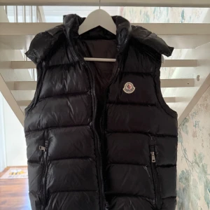 Moncler Väst - Säljer min moncler väst då den inte passar mig längre, har haft den en höst 🍂 skicket på den är i topp form!💫